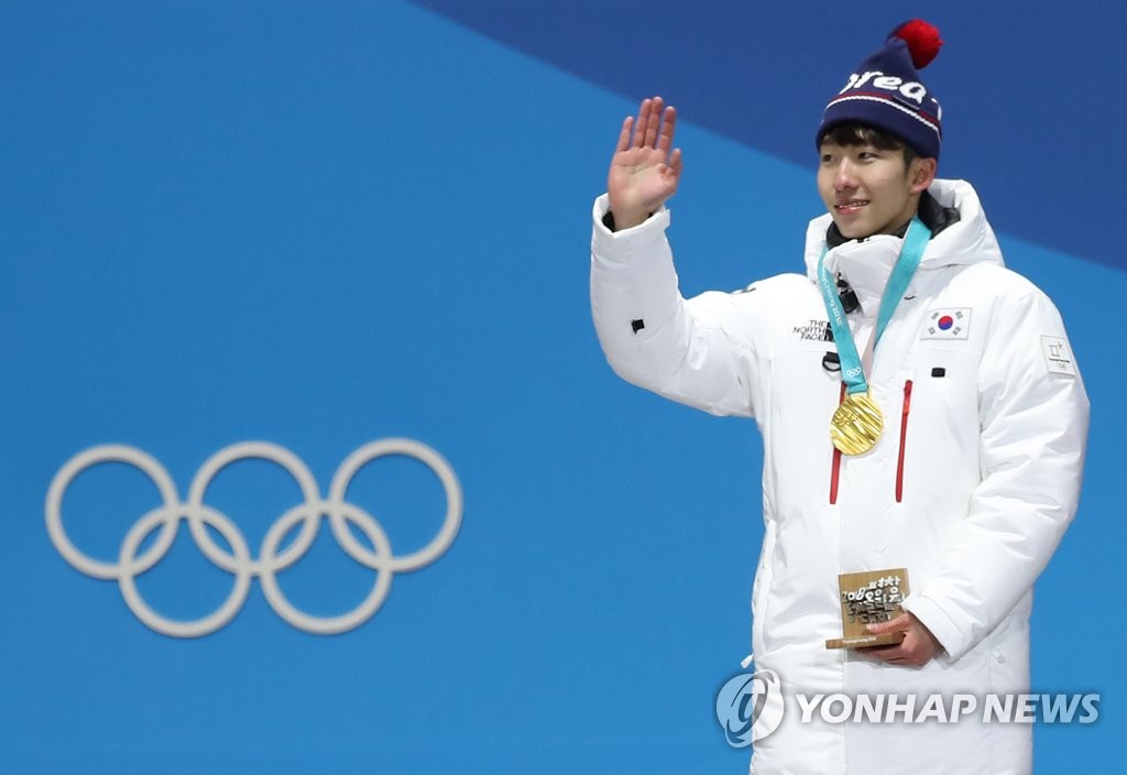 2月11日下午,在江原道平昌奧運獎牌廣場舉行的頒獎禮上,為南韓代表團摘得冬奧會首金的短道速滑男子1500米選手林孝俊頸挂金牌,向觀眾揮手致意。(韓聯社)