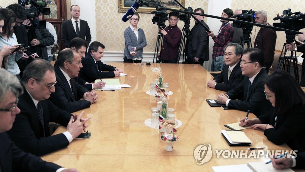 當地時間3月13日,在俄羅斯莫斯科外交部,鄭義溶(右二)與拉伕羅夫(左三)舉行會談。(韓聯社)