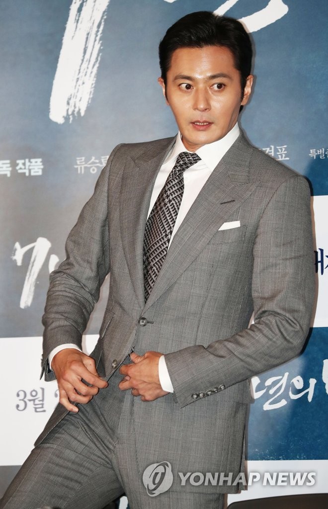 張東健一襲西裝盡展紳士魅力