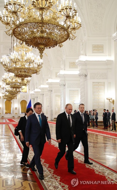 문 대통령, 푸틴 대통령과 회담장으로