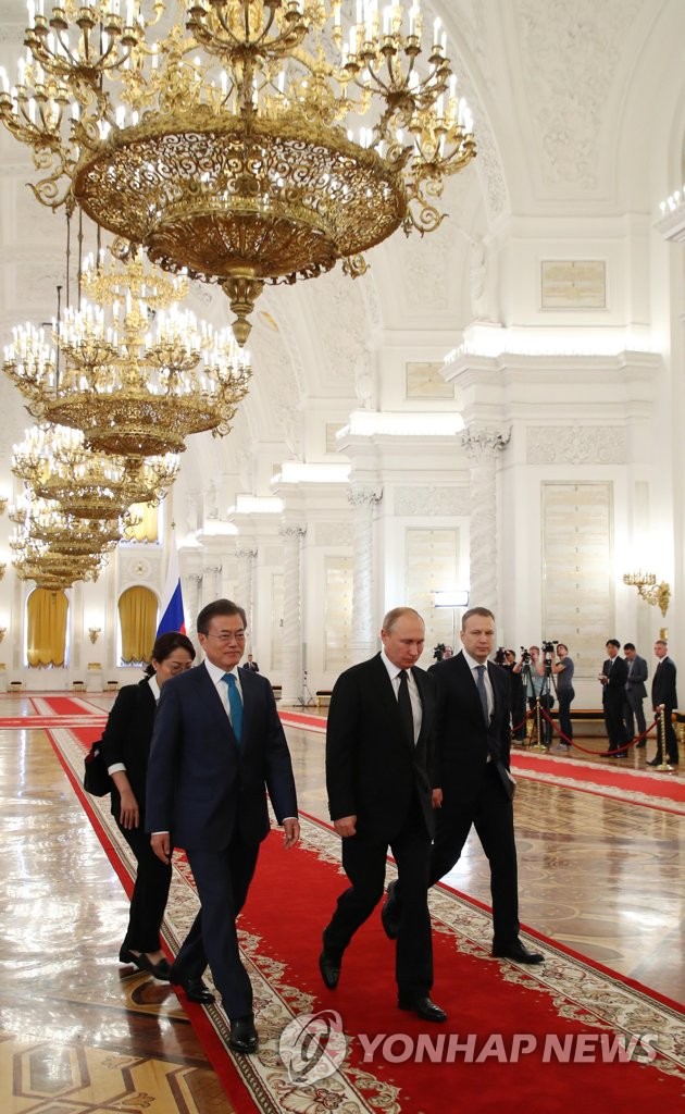 문 대통령, 푸틴 대통령과 회담장으로