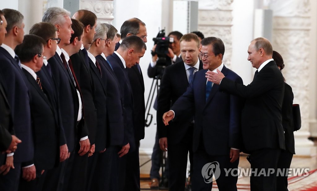 러시아 장관들과 인사하는 문 대통령