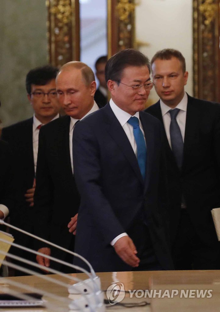 문 대통령, 푸틴 러 대통령과 확대회담 입장