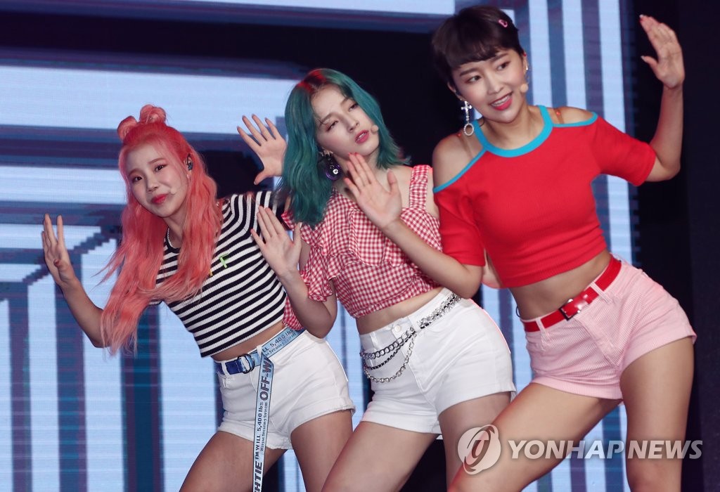 �k��MOMOLAND��s��^�k