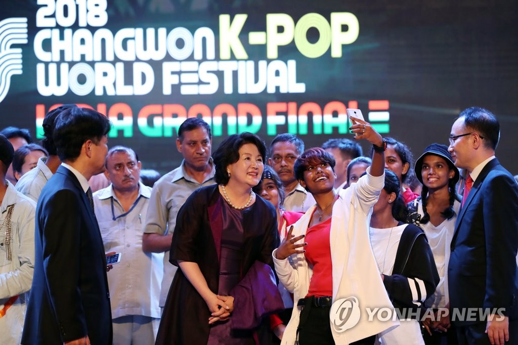 ���Ĥ@�ҤH�[�ݦL��K-POP�j��