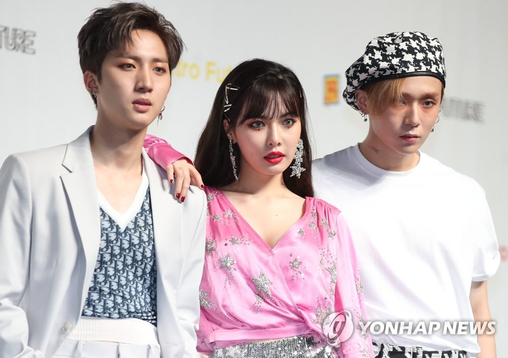 ��ƹϤ��G7��18��A�b�������s�s��BLUE SQAURE�A�q���𶮡]���^���p����Triple H�|��ĤG�i�g�A�M��mREtro Futurism�n�mť�|�CTriple H���𶮩M�P�g�����q�X�U�k��PENTAGON����Hui�BE��Dawn�]�k�^�զ��A�Ϭ��T�W�����\���ըѴC���ӡC�]���p���^