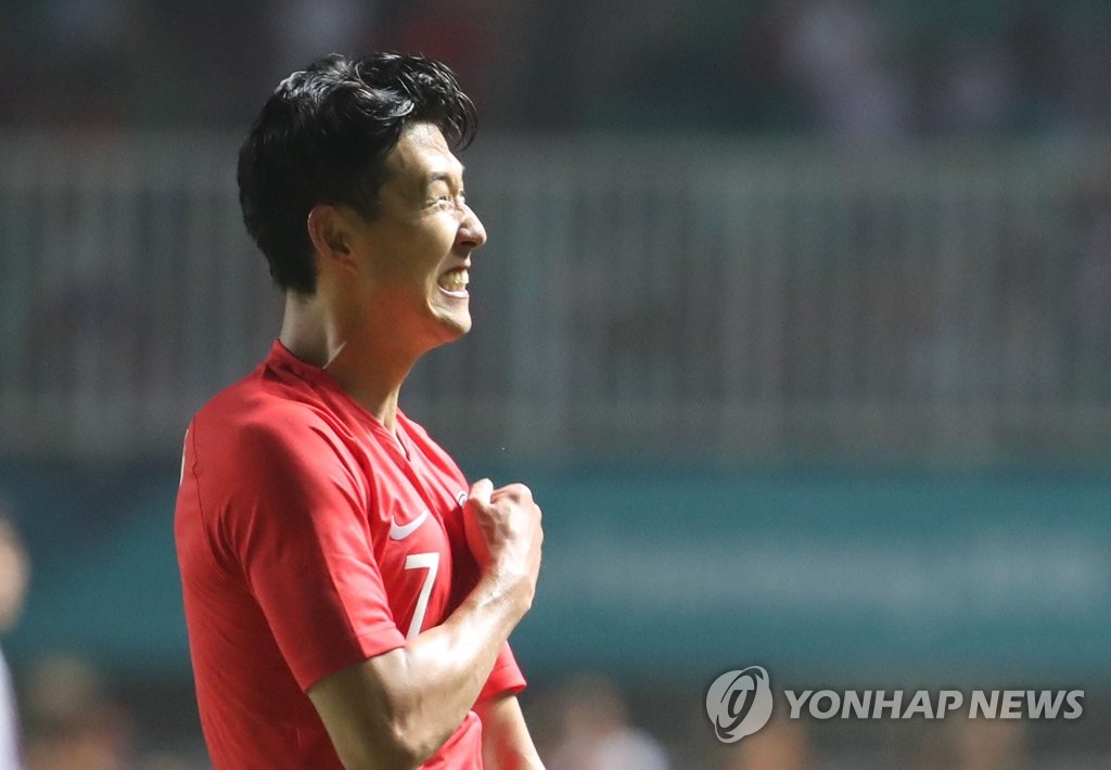 資料圖片:當地時間9月1日下午,在印尼西爪哇省芝比南的巴坎沙利體育場,南韓男足隊長孫興慜在戰勝日本奪冠後歡呼慶祝。(韓聯社)