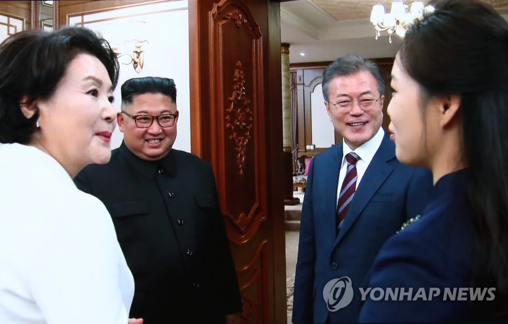 9月18日,在平壤百花園國賓館,文在寅和金正恩夫婦歡顏交談。(韓聯社/文金會主新聞中心直播畫面)