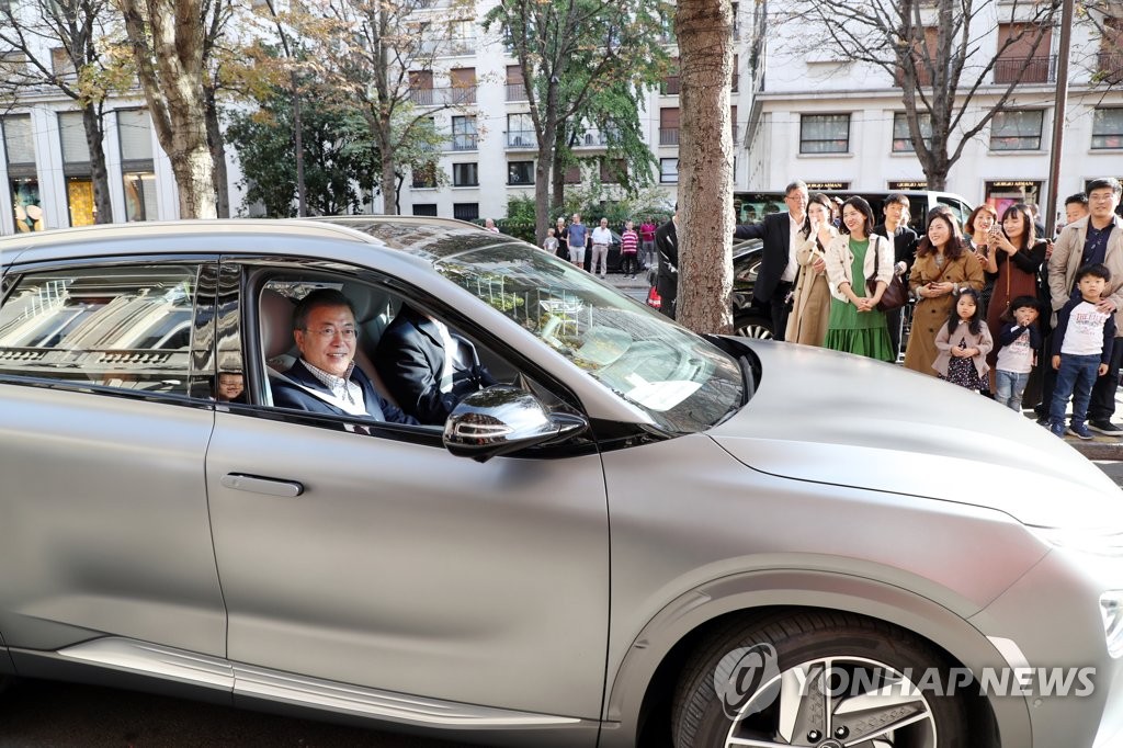 ���a�ɶ�10��14��U�ȡA�b�k��ھ����k�R�٤j�D����A�n���`�Τ�b�G�����{�N�T���X�U�B�U�ƹq��������NEXO���C���ھ����ϡC��b�G�������O�{�N�T�������X�f�ܪk�ꪺNEXO�C(���p��)