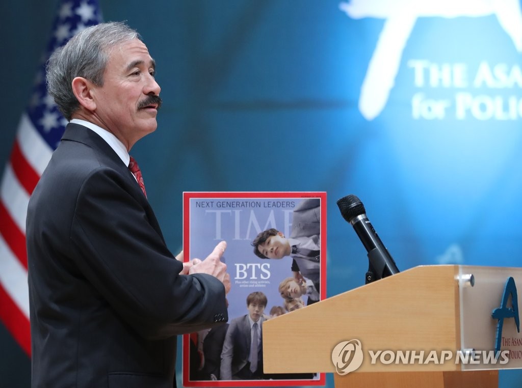 10��17��A�b�����o�s�F����s�|�A����n���j�ϫ���·���ش��X�u�Ѯo�s�F����s�|�M��wù�º�����ھǪ̤����p�X�D�쪺�M�a�y�ͷ|�A�Ϭ����ش��b�|�W���Ыn���ѹΨ��u�֦~�Ρ]BTS�^�n�W�������x�m�ɥN�n�ʭ��C�]���p���^