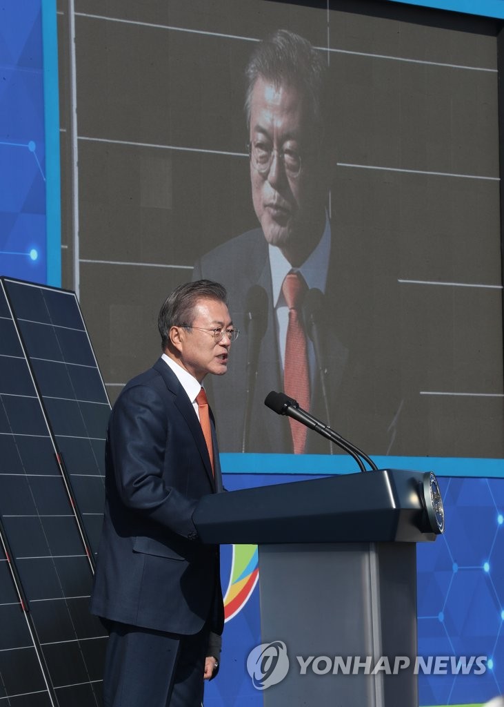 10月30日上午,在全羅北道群山市新萬金水上太陽能發電站,文在寅在新萬金可再生能源願景發佈會上致辭。(韓聯社)