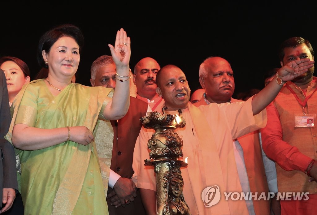 資料圖片:當地時間11月6日下午,在印度阿約提亞,南韓總統文在寅夫人金正淑(左)出席排燈節傳統祈願活動。(韓聯社)