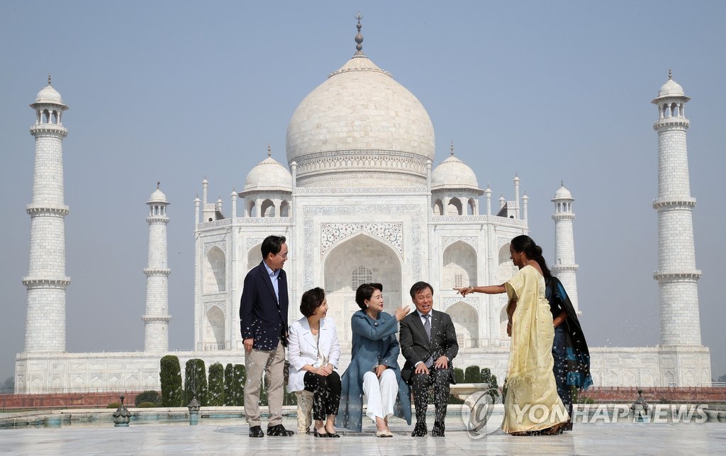 資料圖片:當地時間11月7日上午,南韓總統文在寅夫人金正淑(左三)訪問泰姬陵,與相關人士交談。(韓聯社)