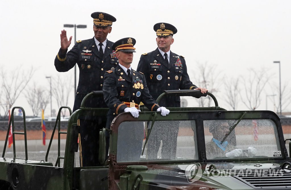 11月8日上午,在京畿道平澤基地,離任的韓美聯軍司令部司令文森特·布魯克斯(左)和新任司令羅伯特·艾伯拉姆斯檢閱儀仗隊。(韓聯社)