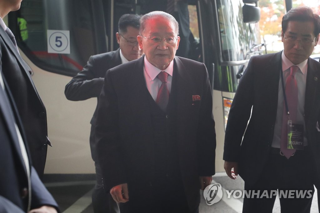 11月16日上午,在京畿道高陽市,朝鮮亞太和平委員會副委員長李種革(右二)參觀湖水公園後乘車返回下榻的酒店。(韓聯社)