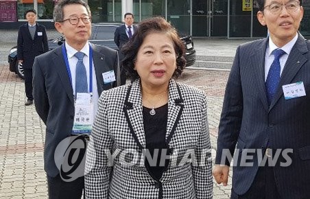 11月18日,在朝鮮金剛山,現代集團會長玄貞恩抵達花津浦服務區準備出席紀念金剛山旅遊20週年活動。(韓聯社)