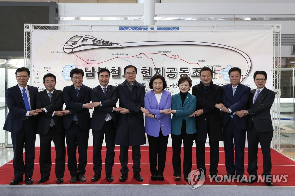 ��ƹϤ��G11��30��A�b�ʽB�D�Y�{��ù�s���|�檺�����K���@�P�լd�ΥX�������W�A�լd�ΥD�n�H�h�X�v�d���C�������Τ@�����x�������A�k�|����g��q�����x������C�]���p���^