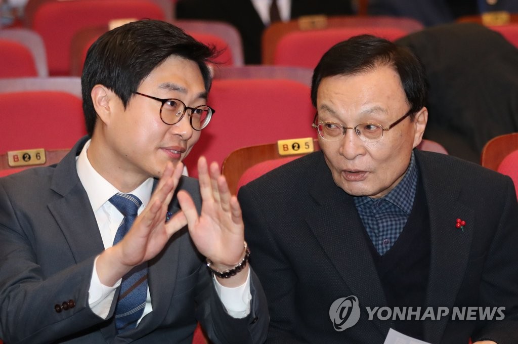 資料圖片:2018年12月16日,在國會議員會館,張京泰(左)與共同民主黨黨首李海瓚交談。(韓聯社)