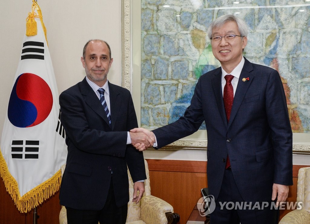 資料圖片:涉朝人權報告員(左)訪韓(韓聯社)