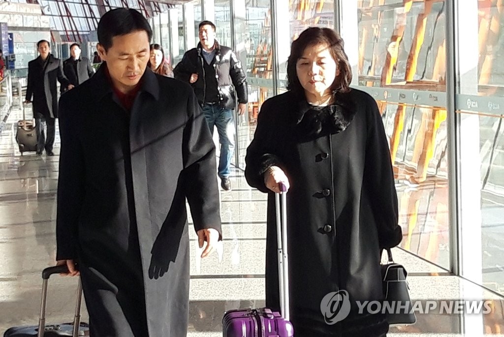 當地時間1月23日,朝鮮外務省副相崔善姬(右)一行抵達北京首都機場。(韓聯社)