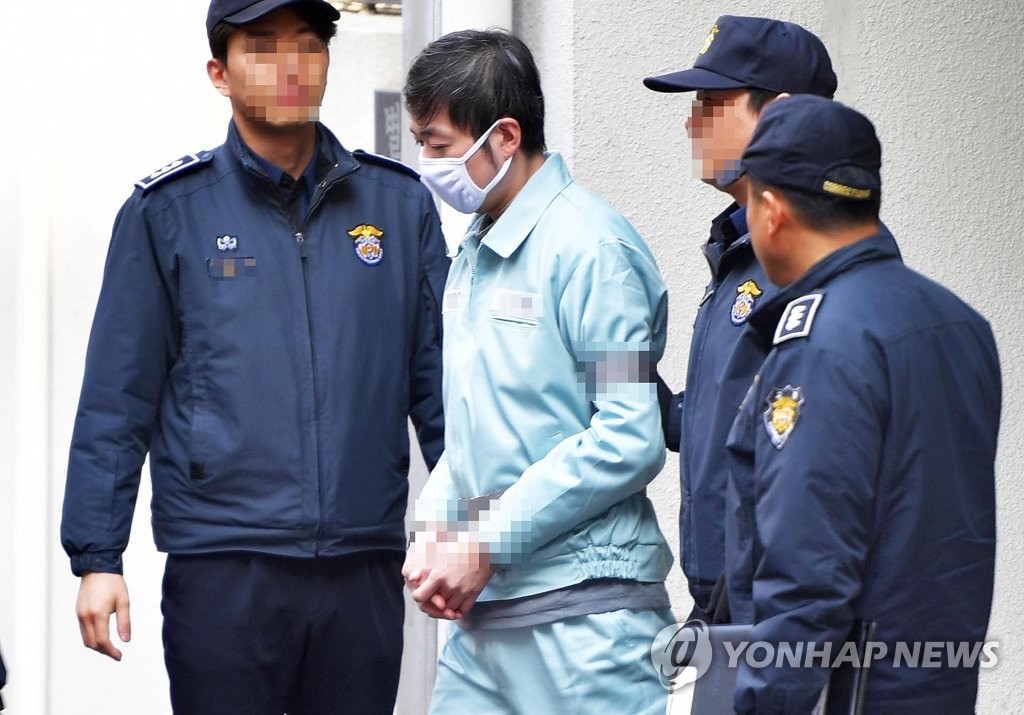 資料圖片:1月23日,在水原地方法院,因涉嫌對短道速滑名將沈錫希施暴被捕的前國家隊教練趙在范(音)在二審宣判後走出法庭。(韓聯社)