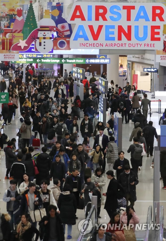 資料圖片:仁川機場人頭攢動。(韓聯社)