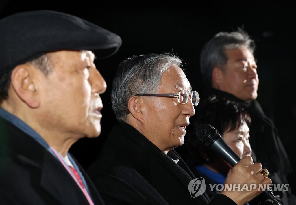 2月12日上午,在首爾市景福宮停車場,金喜中(左二)在赴朝前的記者會上發言。(韓聯社)