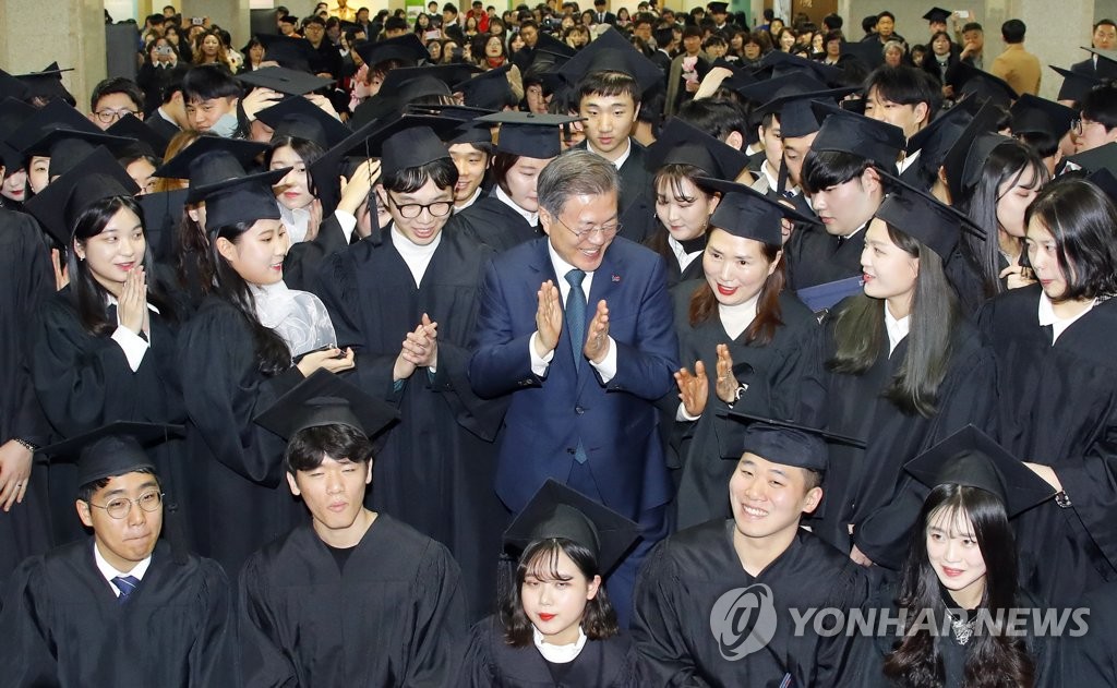 2��21��W�ȡA�b�ʽB�D�I�t���A�n���`�Τ�b�G�X�u�h���j�Ǫ����~��§�ûP���~�ͦX�v�d���C�]���p���^