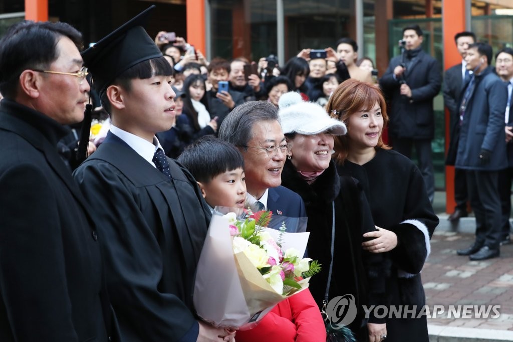 2��21��W�ȡA�b�ʽB�D�I�t���A�n���`�Τ�b�G�X�u�h���j�Ǫ����~��§�ûP���~�ͦX�v�d���C�]���p���^