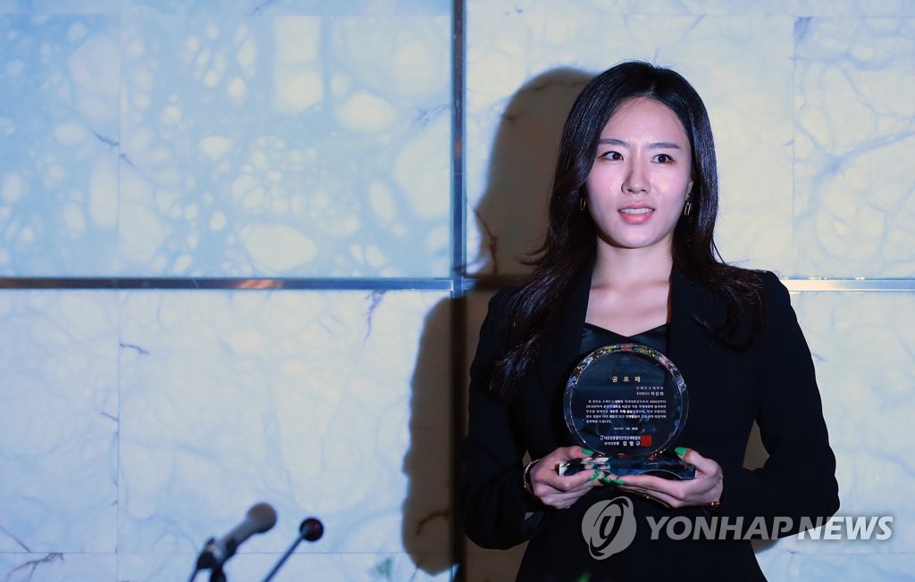 李相花接受大韓冰上競技聯盟授予的功勞牌。(韓聯社)