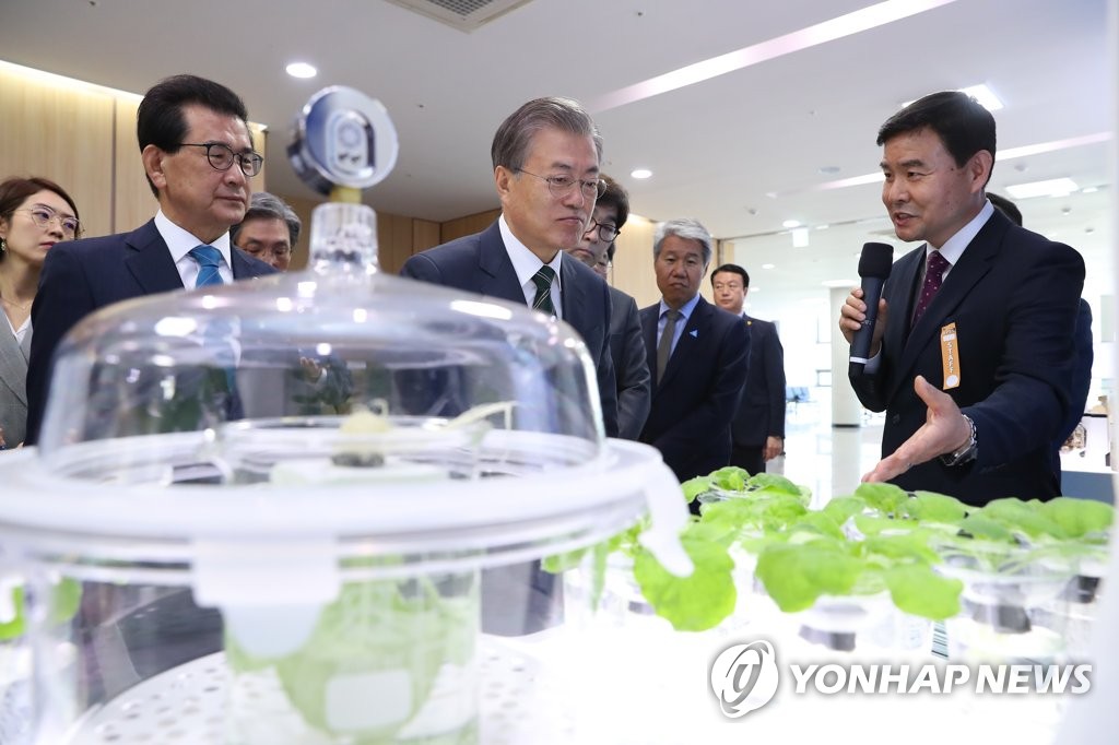 5月22日,文在寅(居中)參觀忠清北道韓企生產的生物醫藥和醫療器械產品。(韓聯社)