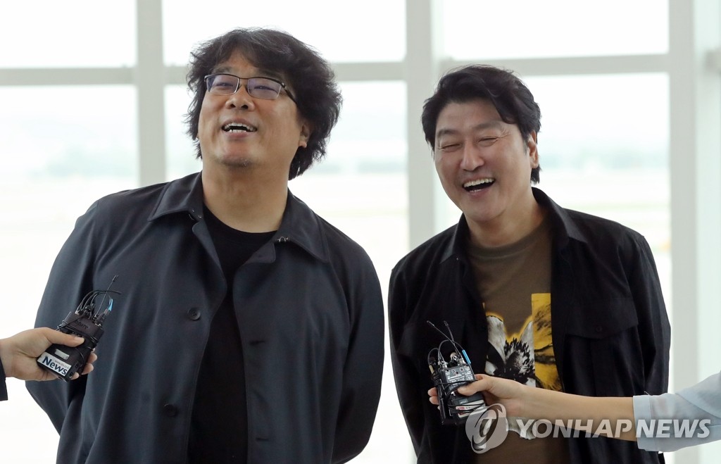 名導奉俊昊(左)和演員宋康昊(韓聯社)