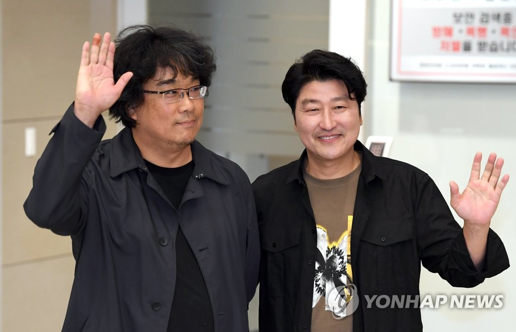 名導奉俊昊(左)和演員宋康昊(韓聯社)