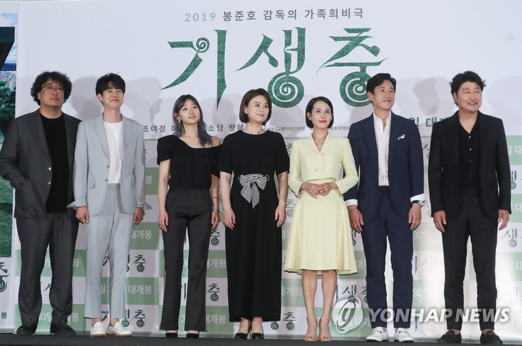 資料圖片:5月28日,在首爾市CGV星聚匯影城龍山I'PARK MALL店,電影《寄生蟲》的導演奉俊昊(左起)和主演陣容崔宇植、樸素談、張惠珍、曹汝貞、李善均、宋康昊出席該片媒體試映會。 韓聯社