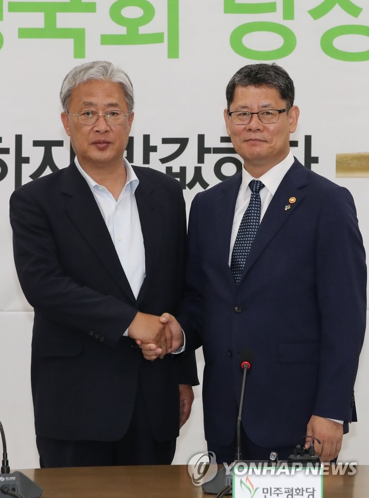 6月10日下午,在國會,金煉鐵(右)拜會民主和平黨黨鞭柳成葉。 韓聯社