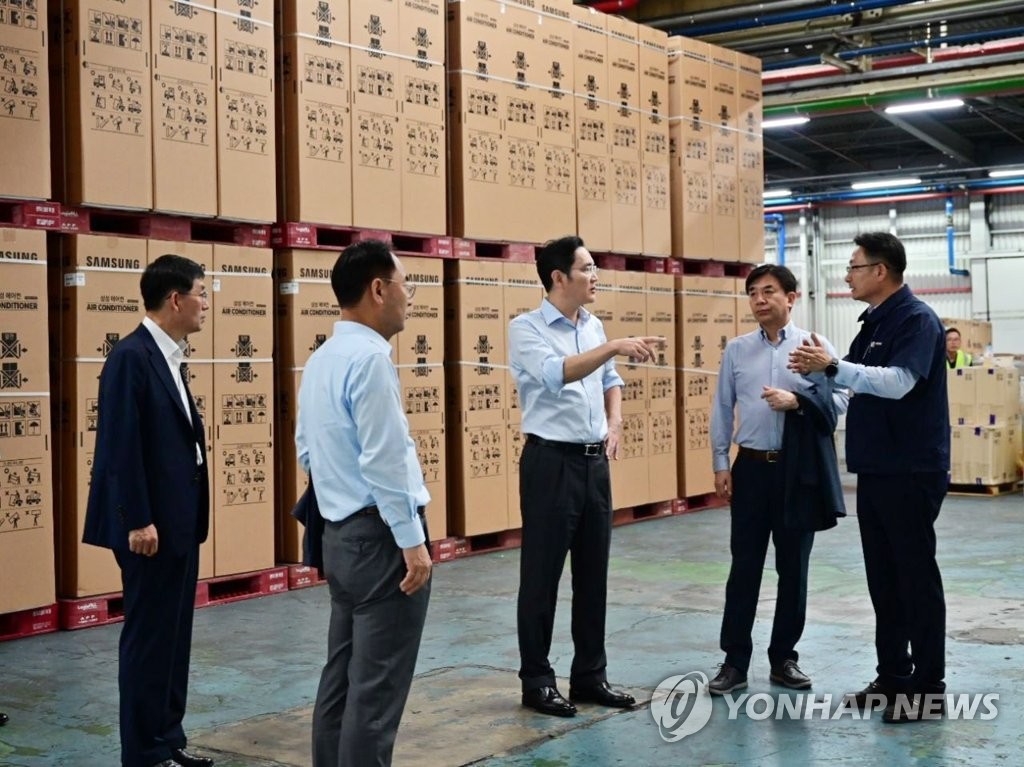 ��ƹϤ��G���b��]�~���^����T�P�ŽեͲ��t�C �T�P�q�l�ѹϡ]�Ϥ��Y�T��l�ƻs�^