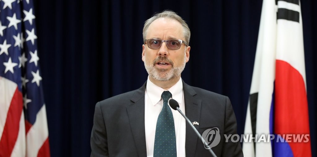 11月19日,在首爾市龍山區的美國駐韓使館公報處,詹姆斯·德哈特介紹談判結果。 韓聯社