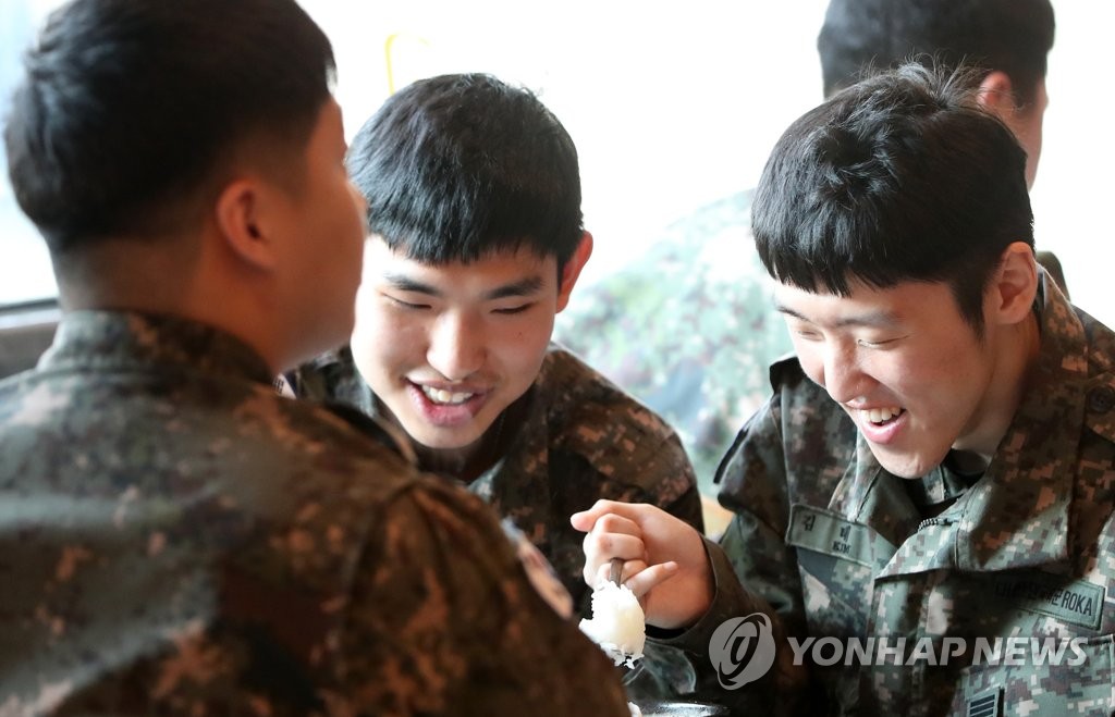 資料圖片:4月24日,在江原道華川郡,南韓陸軍27師團官兵們走出軍營在外就餐。 韓聯社