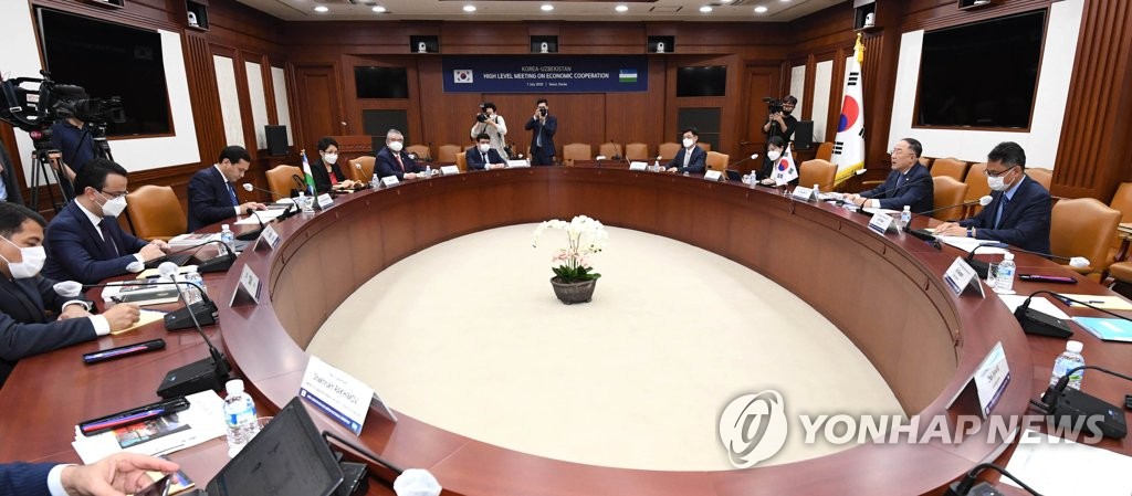 7��7��U�ȡA�b�����F�������줽�ӡA�x����]�k�G�^�M�Q�p�����]���T�^�|��|��C �n�������]�F���ѹϡ]�Ϥ��Y�T����ƻs�^