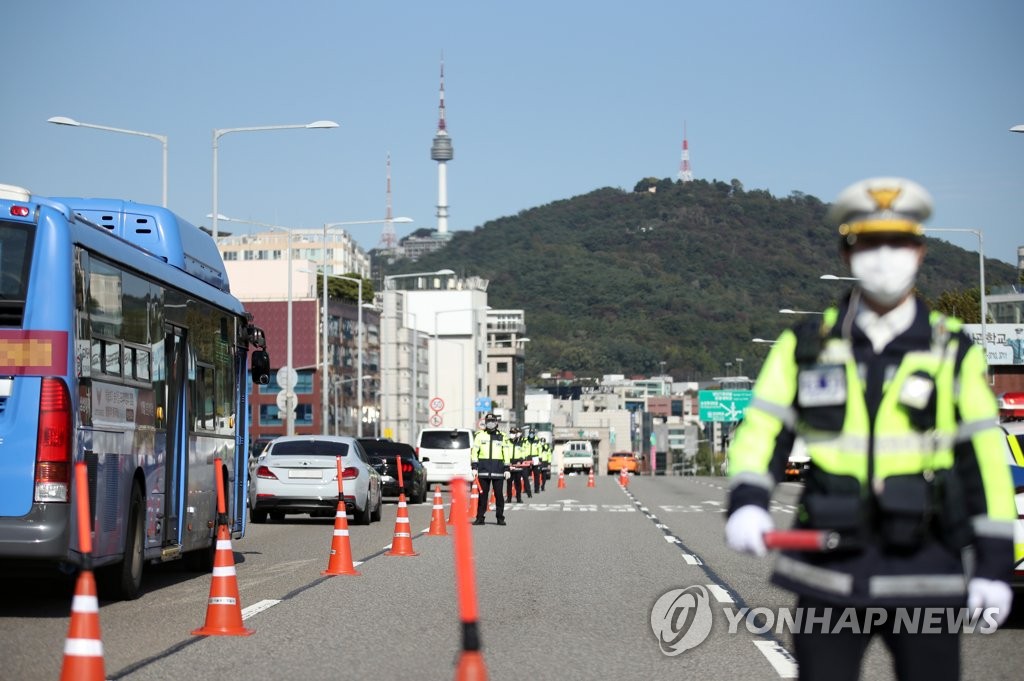 10¤ë9¤é¡A¦bºº¸º~«n¤j¾ô¡Aĵ¤è¥¿¦b¹ï¶i¤J¨®½ø¶i¦æ½L¬d¡C ÁúÁpªÀ