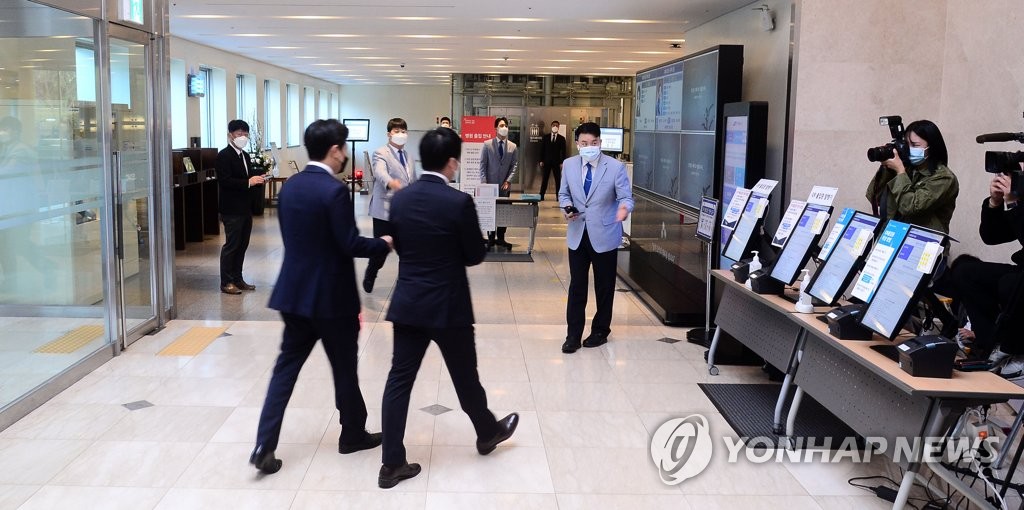 ��ƹϤ��G10��27��A�b��󭺺������n�ϤT�P������|���w�G�T�P���η|���������F��A�F�ӬɦQ�ȳs�����_�C ���p��