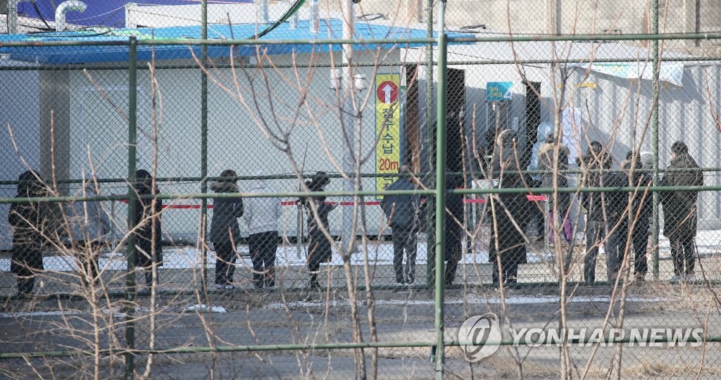 ��ƹϤ��G2��17��W�ȡA�b�]�_���Ѷm�j�ǭ���������|���{�ɿz�d�E�ҡA�����̱ƶ����Ա����f�r�˴��C ���p��