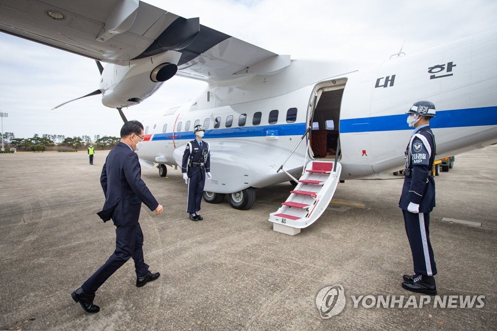 資料圖片:4月2日,在位於京畿道城南市的首爾機場,南韓外交部長官鄭義溶(左)登機前往福建廈門訪問。 韓聯社/外交部供圖(圖片嚴禁轉載複製)