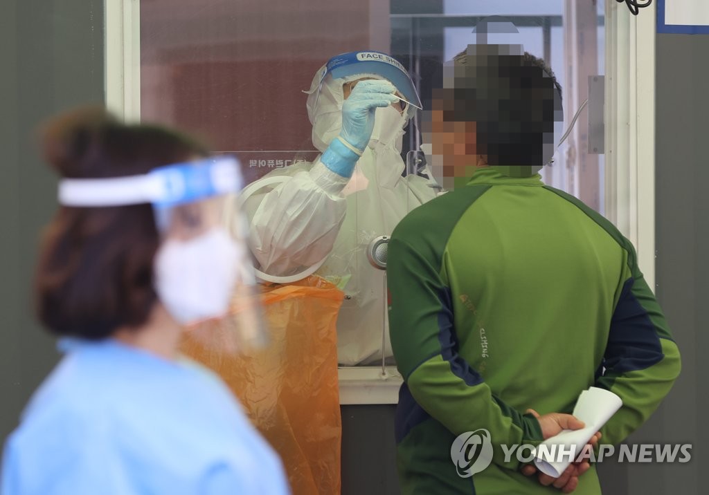 資料圖片:市民在臨時篩查診所接受病毒檢測。 韓聯社