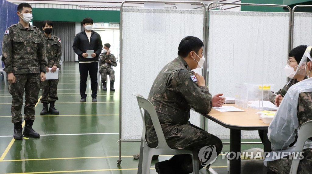 資料圖片:韓軍官兵接種新冠疫苗。 陸軍50師供圖(圖片嚴禁轉載複製)