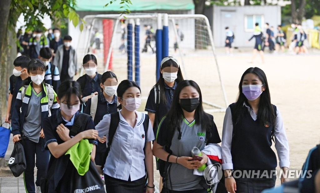 ��ƹϤ��G6��14��W�ȡA�b�������t�Ϥ@�Ҫ줤�A�ǥ̥ͭ����򨫶i�ն�C�n�����Ѱ_�N�{��2�Ũ����T�����I�U�U�žǮեX�Բv����q�ǥ��`�ƪ��T�����@�W�զܤT�����G�C ���p��/�p�X��v�O�̹�