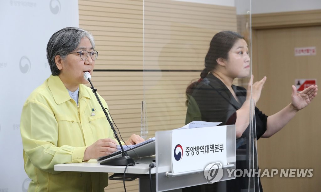 資料圖片:南韓中央防疫對策本部長鄭銀敬(左)在記者會上發言。 韓聯社