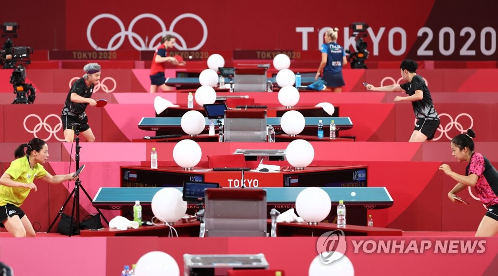 資料圖片:7月20日,在日本東京體育館,南韓乒乓球運動員正進行訓練。 韓聯社