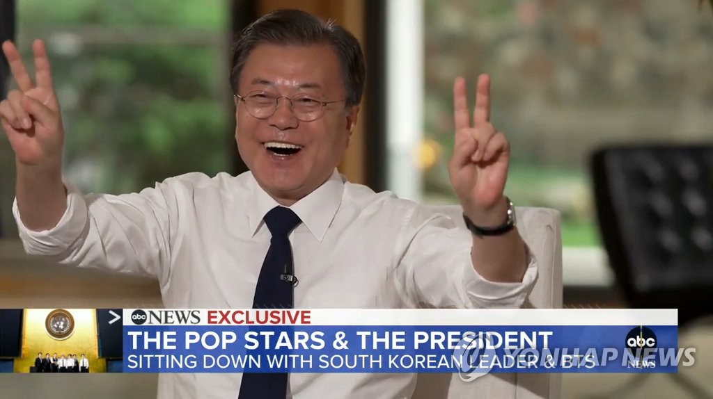 ��ƹϤ��G���a�ɶ�9��24��A�n���`�Τ�b�G�M���u�֦~�Ρ]BTS�^�ѻP���s������s�����q�]ABC�^�ĳX�`�ؼ��X�C�Ϭ���b�G�ǰ����u�֦~�ΡmPermission to Dance�n��y�R�г����C ���p��/ABC�ĳX�I�ϡ]�Ϥ��Y�T����ƻs�^