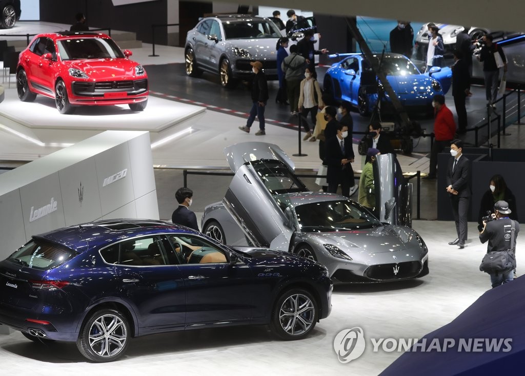 11��25��A�b�ʽB�D�����n����ڮi�����ߡ]KINTEX�^�|�檺2021�~�������ʥX��i�]�쭺����ڨ��i�^�C��鬡�ʤW�A�O�̩M�~���H�h���b���[�C ���p��